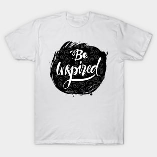 Be inspired phrase hand lettering with feathers. T-Shirt